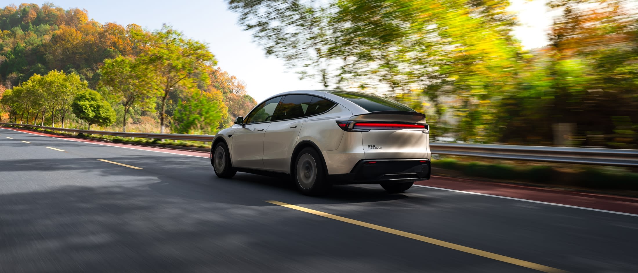Tesla Model Y L 官方道路后侧图